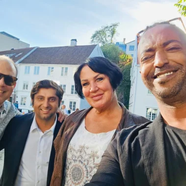 Annie Schur, Robert Schur, stortingsrepresentant Himanshu Gulati og Jonas Tesfu (Pangea Accelerator)