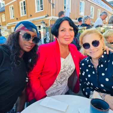 Annie Schur i samtale med den palestinske ambassadøren Marie Antoinette Sedin i Norge.