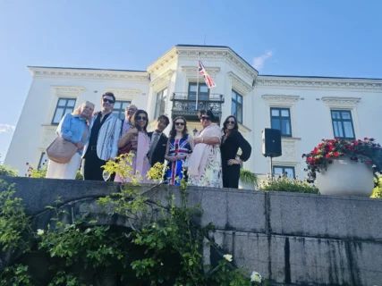 Annie Schur, Robert Schur, British Ambassador Jan Thompson, journalist Fredrik Solvang, and illusionist Alexx Alexxander outside an embassy residence in Oslo.