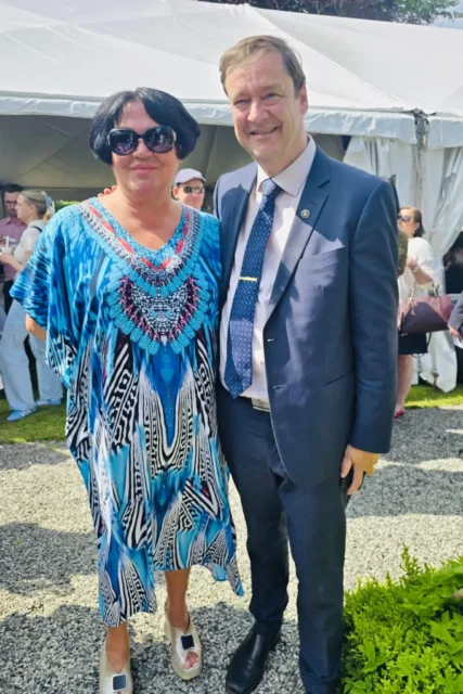 Annie Schur in conversation with attorney John Christian Elden at an event in Oslo.